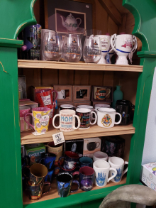 Middle Earthenware Mugs